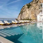Alimuri Bay Hotel Meta