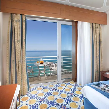 מלון Alimuri Bay 4*