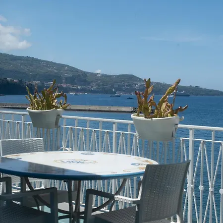 מלון Alimuri Bay 4*